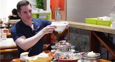 西班牙小哥體驗徐州非遺伏羊食俗